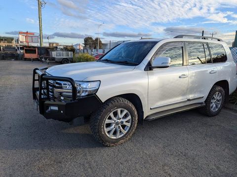 Jungle 4x4 bullbar fitted to a LandCruiser 200 Series at Ballarat Trailers & Towbars