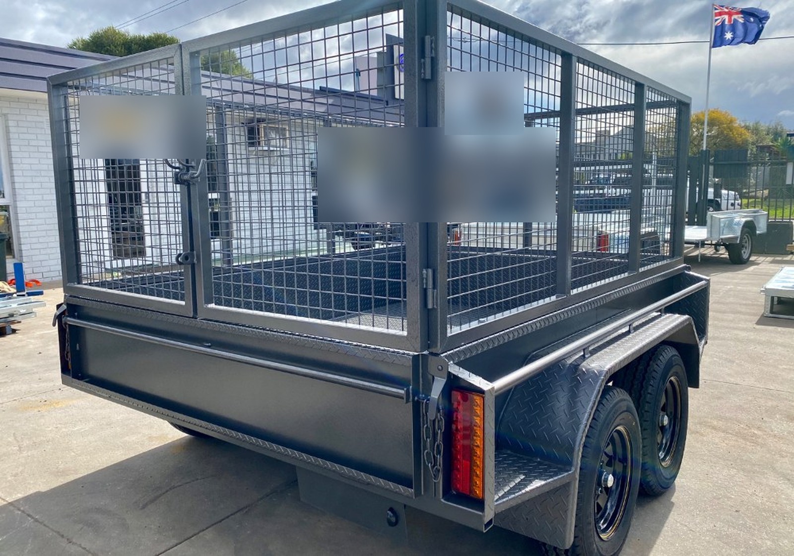Tandem axle box trailer with mesh cage, LED tail lights and safety chains